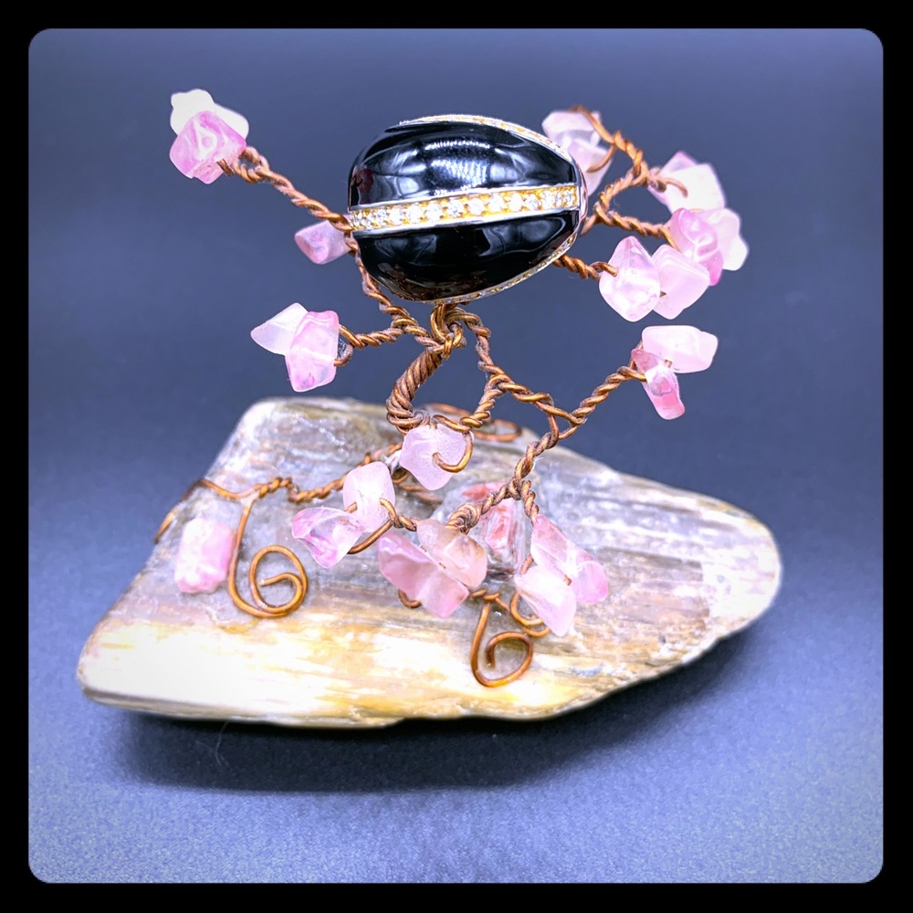 Gorgeous Ring, stones embraced in platinum!